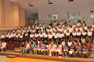 山手小学校の校歌を披露
