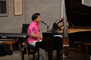 歌声を披露する市長の画像1