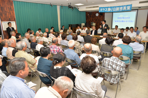 市民からの質問に答える