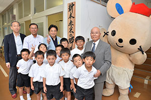 看板の前で記念撮影