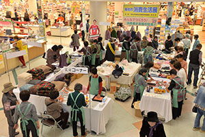 買い物客で賑わう