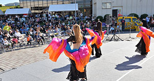 多くの人でにぎわう