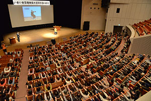 須藤敏広さんによる百歳体操の実技