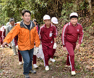 伊与部山を登る