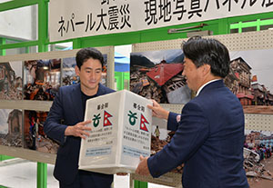 募金箱を手渡す