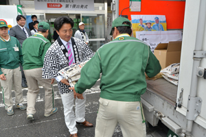市長も返礼米を積み込む