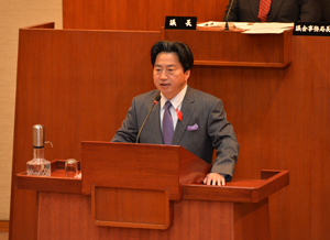 閉会にあたりあいさつする市長