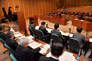 熱い議論を交わす