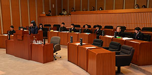 真剣な表情で質問を行う高校生議員