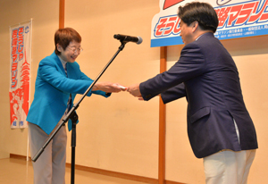 奥山市長へ義援金を手渡す