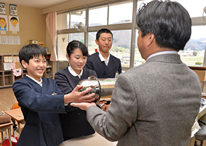 タイムカプセルを市長の手渡す