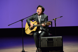 「乾杯」を披露