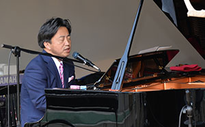 熱唱する市長の画像2