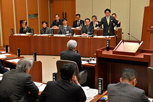 一般質問に答弁する市長