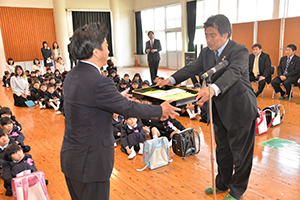 ランドセルカバー贈呈