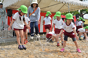 水で遊ぶ園児