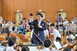 タクトを振る市長