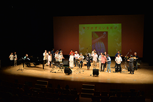 「365日の紙飛行機」を合唱