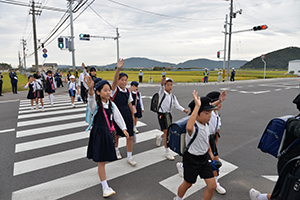 横断歩道を渡る