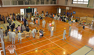 避難所開設・ダンボールベッド組み立て