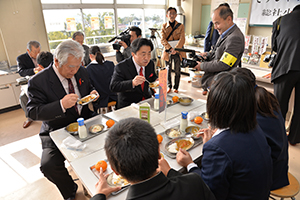 児童と試食