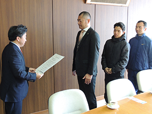 招待状を手渡すの画像2