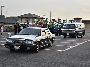 警察車両出発