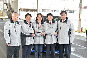 関係者と固い握手