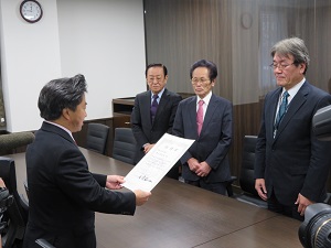 招待状を手渡す