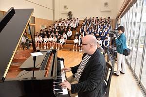 デビッドさんの演奏に聴き入る生徒・児童