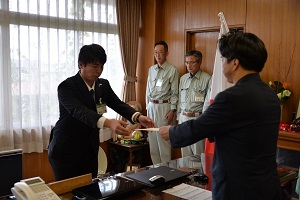 新規採用職員辞令交付