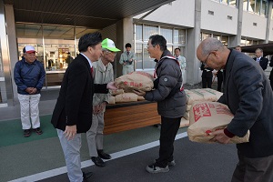もち米贈呈式