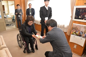 障がい者就労移行支援金を授与