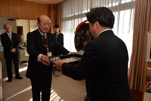 交通安全資材の寄贈式