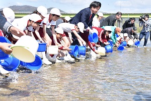15日　高梁川へ稚鮎を放流の画像1