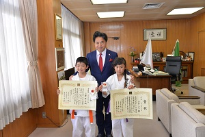 8日　全国大会に出場した拳志道空手の選手が結果を報告の画像