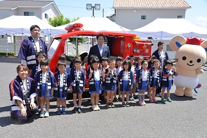 スマイル保育園児と記念撮影