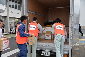 支援物資積み込み